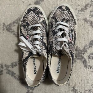 Snakeskin supergas